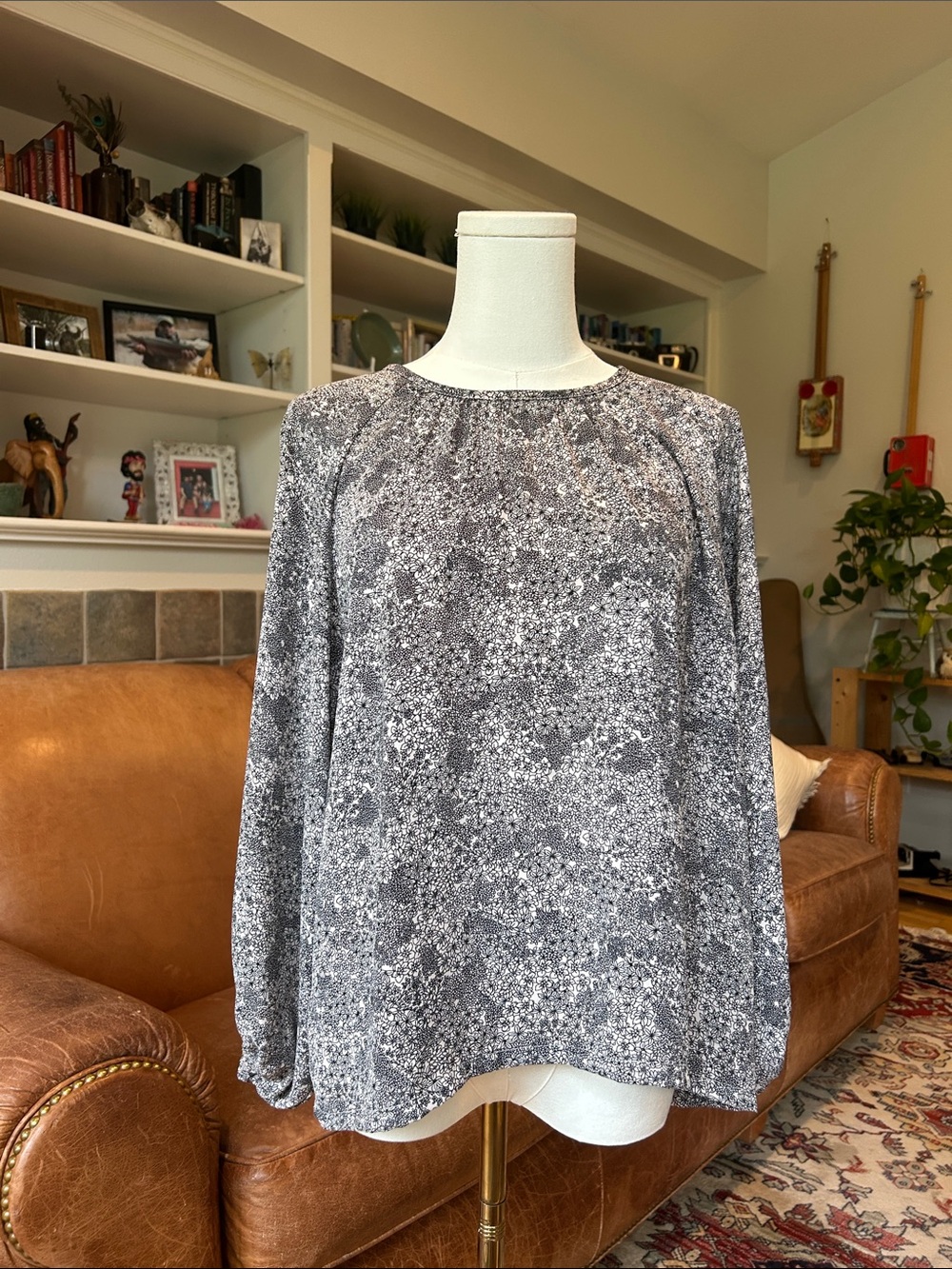 🌸3 FOR $20🌸 
LOFT Heathered Gray Floral Pintuck Balloon-Sleeve Blouse